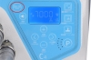 Panel sterujący owerloka JACK C5F-3-32R2/223 z wyświetlaczem LCD, przyciskami do ustawień prędkości (7000), resetu, języka, oraz funkcji noża i podnoszenia stopki. Kolor niebieski z białymi detalami. Widoczna obudowa maszyny.
