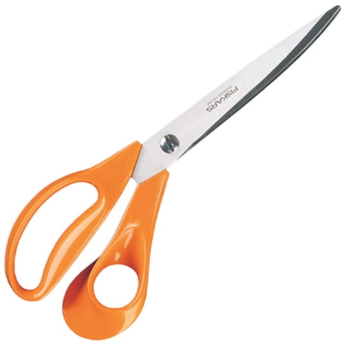 Nożyce krawieckie Fiskars 1075038 o długości 25 cm, z ostrzem ze stali nierdzewnej i ergonomicznie ukształtowanym uchwytem w kolorze pomarańczowym. Widok z boku, pokazujący ostrze i uchwyt.