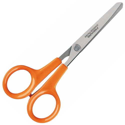 Nożyczki Fiskars 1005154 o długości 13 cm z ostrzami ze stali nierdzewnej i pomarańczowymi, plastikowymi uchwytami. Ujęcie frontalne, stojące, ukazujące detale ostrzy oraz charakterystyczny kształt uchwytów.