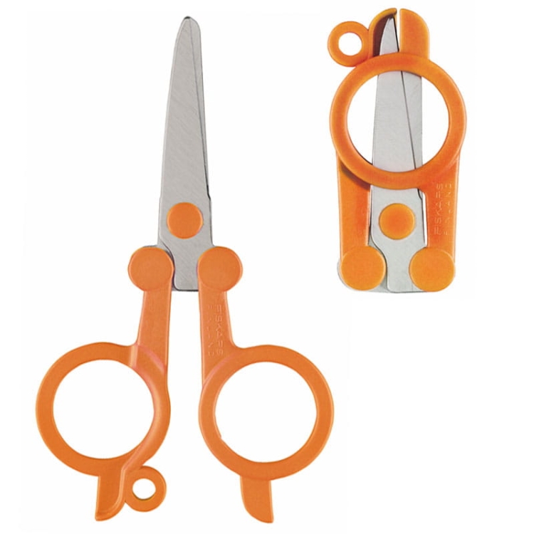 Nożyczki krawieckie Fiskars 1005134 w kolorze pomarańczowym, składane w formie breloka. Ostre stalowe ostrza z ergonomicznymi uchwytami, prezentowane w pozycji otwartej i zamkniętej. Idealne do przenoszenia i codziennego użytku.