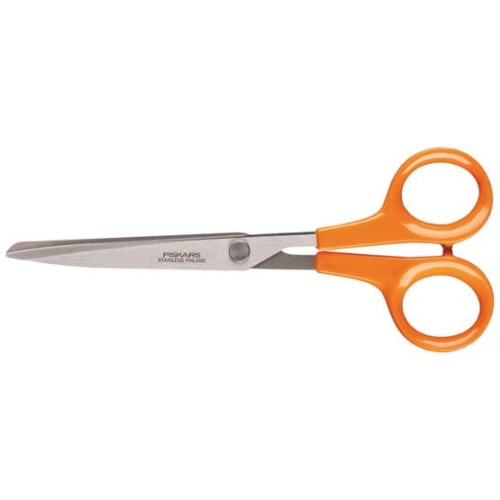Nożyczki do papieru Fiskars 1000816 o długości 17 cm z metalowymi ostrzami i pomarańczowymi, ergonomicznymi uchwytami. Ujęcie frontalne, produkt leży na jednolitym tle, z wyraźnym logo Fiskars na ostrzu.