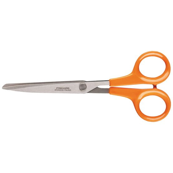 Nożyczki do papieru Fiskars 1000816 o długości 17 cm z metalowymi ostrzami i pomarańczowymi, ergonomicznymi uchwytami. Ujęcie frontalne, produkt leży na jednolitym tle, z wyraźnym logo Fiskars na ostrzu.