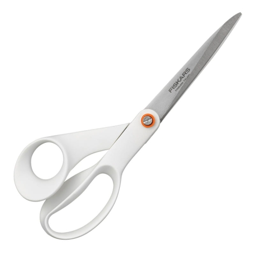 Nożyczki krawieckie Fiskars Functional Form w kolorze białym, długość 21 cm. Posiadają ergonomiczne uchwyty i stalowe ostrza. Ujęcie z boku, ukazujące szczegóły uchwytów i logo Fiskars.