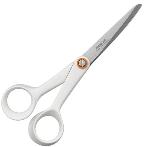 Nożyczki krawieckie Fiskars Functional Form w białym kolorze, długość 17 cm. Ostre stalowe ostrze, ergonomiczne uchwyty z dużymi pętlami. Widoczny detal pomarańczowego mocowania. Produkt leży na białym tle.