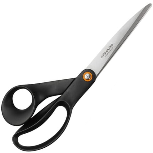 Nożyczki krawieckie Fiskars Functional Form 1074546 w kolorze czarnym, o długości 24 cm. Posiadają ergonomiczny uchwyt z dużym otworem na palce oraz stalowe ostrze, idealne do precyzyjnego cięcia materiałów.