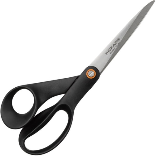 Nożyczki krawieckie Fiskars Functional Form 1019197 o długości 21 cm, z czarnymi plastikowymi uchwytami i metalowym ostrzem. Kąt ujęcia z boku, pokazujący detale uchwytu oraz logo Fiskars na ostrzu.