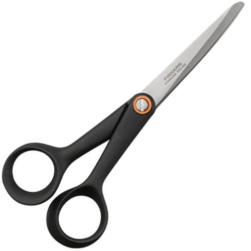 Nożyczki krawieckie Fiskars Functional Form o długości 17 cm, w kolorze czarnym. Posiadają ergonomiczne uchwyty oraz stalowe ostrze, idealne do precyzyjnego cięcia materiałów. Ujęcie z boku, ukazujące całość narzędzia.
