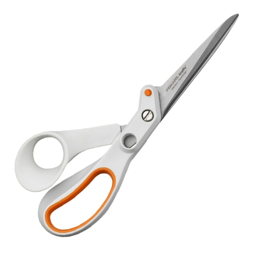 Nożyczki krawieckie Fiskars Amplify o długości 21 cm, z metalowym ostrzem i ergonomicznymi uchwytami w białym kolorze z pomarańczowymi akcentami. Ujęcie z boku, ukazujące detale uchwytu i ostrza.
