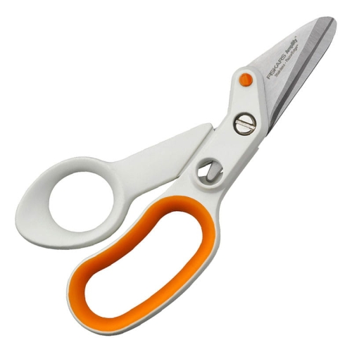 Nożyczki krawieckie Fiskars Amplify o długości 15 cm, z białą rączką i pomarańczowym uchwytem. Ostre, metalowe ostrze z wyraźnym logo Fiskars, zaprojektowane do precyzyjnego cięcia tkanin. Ujęcie z boku, pokazujące kształt i detale rączki.
