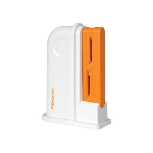 Ostrzałka do nożyczek Fiskars 1020499 w kolorze białym z pomarańczowymi elementami. Produkt stojący, z dwoma szczelinami do ostrzenia. Prosty kształt, wykonany z tworzywa sztucznego. Logo Fiskars widoczne na bocznej stronie.