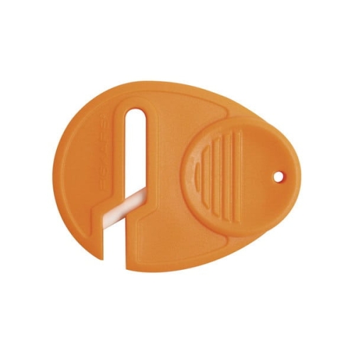 Gładzik do nożyczek Fiskars 1003871 w kolorze pomarańczowym, o ergonomicznym kształcie. Posiada slot do ostrzenia ostrzy oraz uchwyt do zawieszenia. Materiał plastikowy, idealny do domowych i profesjonalnych zastosowań.