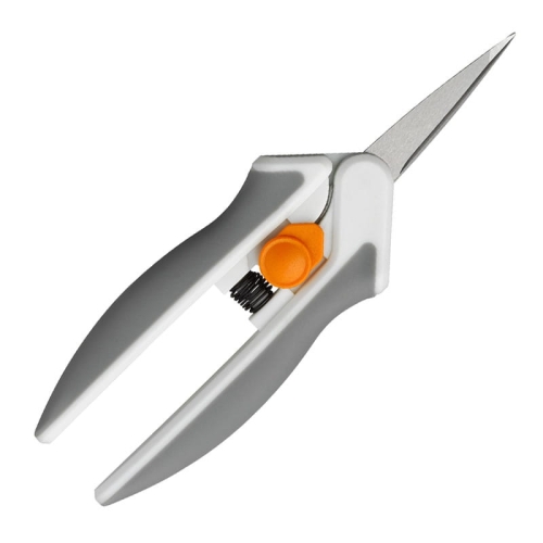 Nożyczki krawieckie Fiskars Easy Action o długości 16 cm w kolorze szaro-białym, z pomarańczowym przyciskiem sprężynowym. Ostrza ze stali nierdzewnej, ergonomiczne uchwyty zapewniające komfort użytkowania. Ujęcie frontalne, produkt leżący.