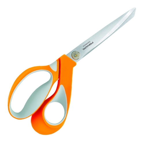 Nożyczki krawieckie Fiskars RazorEdge 23 cm z ostrzem ze stali nierdzewnej, pomarańczowe uchwyty z szarymi akcentami. Ujęcie z boku, ukazujące długie, ostre ostrze i ergonomiczne uchwyty.