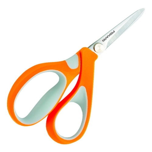 Nożyczki krawieckie Fiskars RazorEdge o długości 13 cm z ostrzami ze stali nierdzewnej. Uchwyt w kolorze pomarańczowym z szarymi akcentami, ergonomiczny, zapewniający komfort użytkowania. Widok z boku, na jednolitym tle.