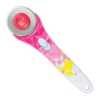 Nóż krążkowy Fiskars Inspiration Geometric 1023908 o średnicy 45 mm, z ergonomiczną rączką w różowo-żółte wzory geometryczne, metalową ostrza, z czerwonym przyciskiem i niebieskim włącznikiem, ujęty z boku na białym tle.