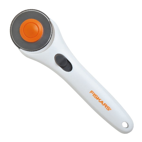 Nóż krążkowy Fiskars 1003736 o średnicy 45 mm z białą rączką i pomarańczowym przyciskiem. W widoku frontalnym, z ergonomicznie ukształtowaną rączką i metalowym ostrzem, idealny do precyzyjnego cięcia materiałów.