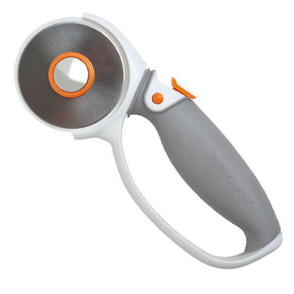 Nóż krążkowy Fiskars 1066040 z tytanowym ostrzem o średnicy 60 mm. Ergonomiczny uchwyt w szaro-białym kolorze z pomarańczowym przyciskiem. Ostry krążek z centralnym otworem do precyzyjnego cięcia materiałów.