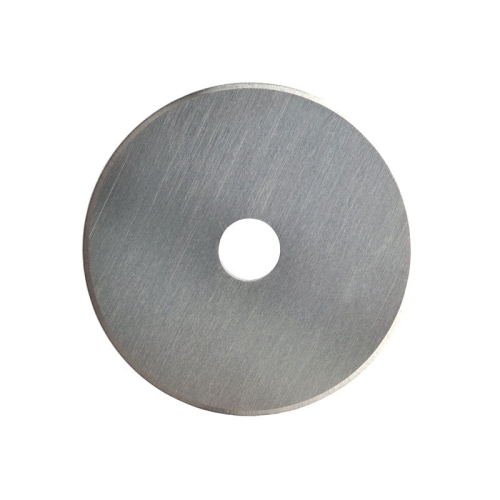 Ostrze noża krążkowego Fiskars 1003909 o średnicy 45 mm, wykonane z tytanu, z centralnym otworem. Gładka powierzchnia w metalicznym kolorze, idealne do precyzyjnego cięcia materiałów.