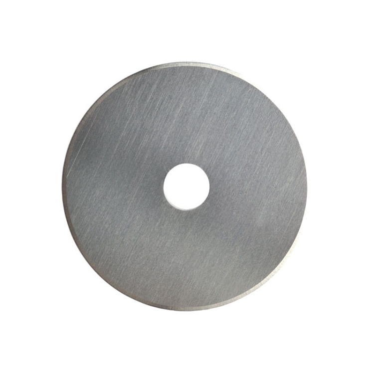 Ostrze noża krążkowego Fiskars 1003909 o średnicy 45 mm, wykonane z tytanu, z centralnym otworem. Gładka powierzchnia w metalicznym kolorze, idealne do precyzyjnego cięcia materiałów.