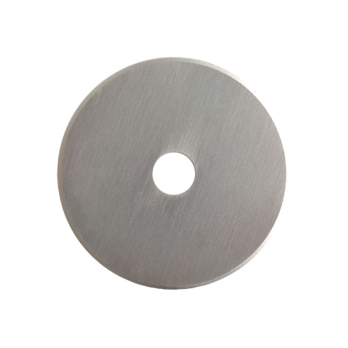 Ostrze noża krążkowego Fiskars 1066042 o średnicy 45 mm, wykonane z metalowego materiału, z centralnym otworem. Powierzchnia ostrza jest gładka, z delikatnym szczotkowaniem. Ujęcie frontalne, na białym tle.