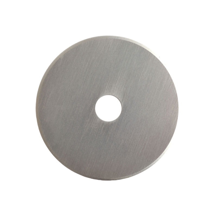 Ostrze noża krążkowego Fiskars 1066042 o średnicy 45 mm, wykonane z metalowego materiału, z centralnym otworem. Powierzchnia ostrza jest gładka, z delikatnym szczotkowaniem. Ujęcie frontalne, na białym tle.