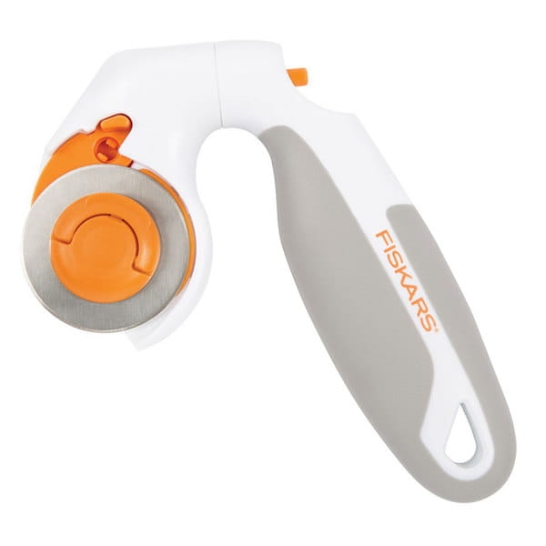 Nóż krążkowy krawiecki Fiskars 1020505 o średnicy 45 mm, z ergonomiczną rączką w kolorze szarym i białym oraz pomarańczowym przyciskiem. Ujęcie frontalne, pokazujące ostrze i uchwyt do cięcia.