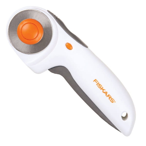 Nóż krążkowy Fiskars 1003910 o średnicy ostrza 45 mm. Ergonomiczny uchwyt w kolorze białym z szarymi i pomarańczowymi akcentami. Ostry metalowy krążek, przycisk blokady ostrza. Idealny do precyzyjnego cięcia materiałów.