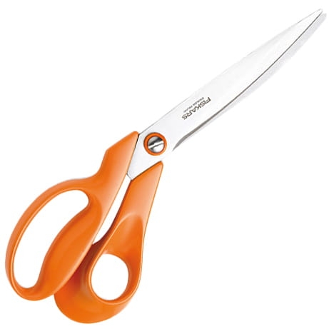 Nożyce krawieckie Fiskars 1005145 o długości 27 cm, z ostrzami ze stali nierdzewnej i ergonomicznymi, pomarańczowymi uchwytami. Ujęcie z boku, ukazujące całe narzędzie. Idealne do precyzyjnego cięcia materiałów.
