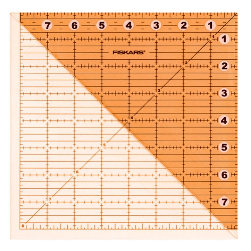 Składana linijka do patchworku i quiltingu Fiskars 1023903 w rozmiarze 8x8 cali, w kolorze pomarańczowym z wyraźnymi podziałkami i oznaczeniami. Ujęcie z góry, pokazujące kąty oraz linie pomiarowe.