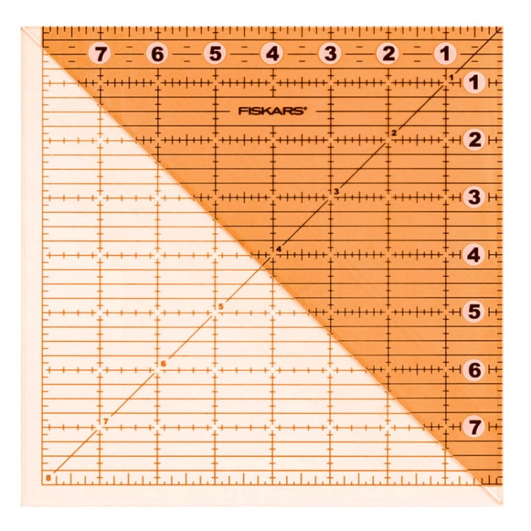 Składana linijka do patchworku i quiltingu Fiskars 1023903 w rozmiarze 8x8 cali, w kolorze pomarańczowym z wyraźnymi podziałkami i oznaczeniami. Ujęcie z góry, pokazujące kąty oraz linie pomiarowe.