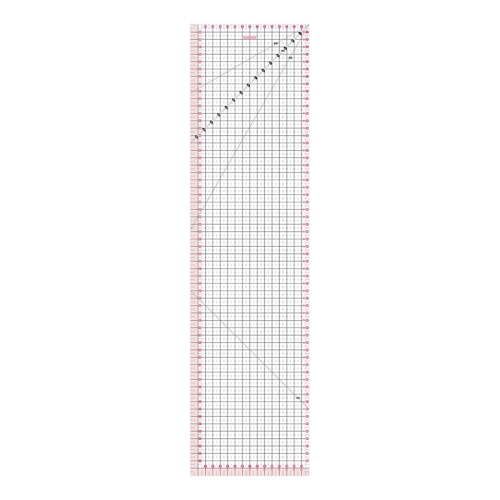 Linijka Fiskars 1066360 do patchworku i quiltingu o wymiarach 150x600 mm, przezroczysta z siatką pomiarową w kolorze różowym, z wyraźnymi podziałkami i oznaczeniami kątów. Ułożona poziomo na jasnym tle.