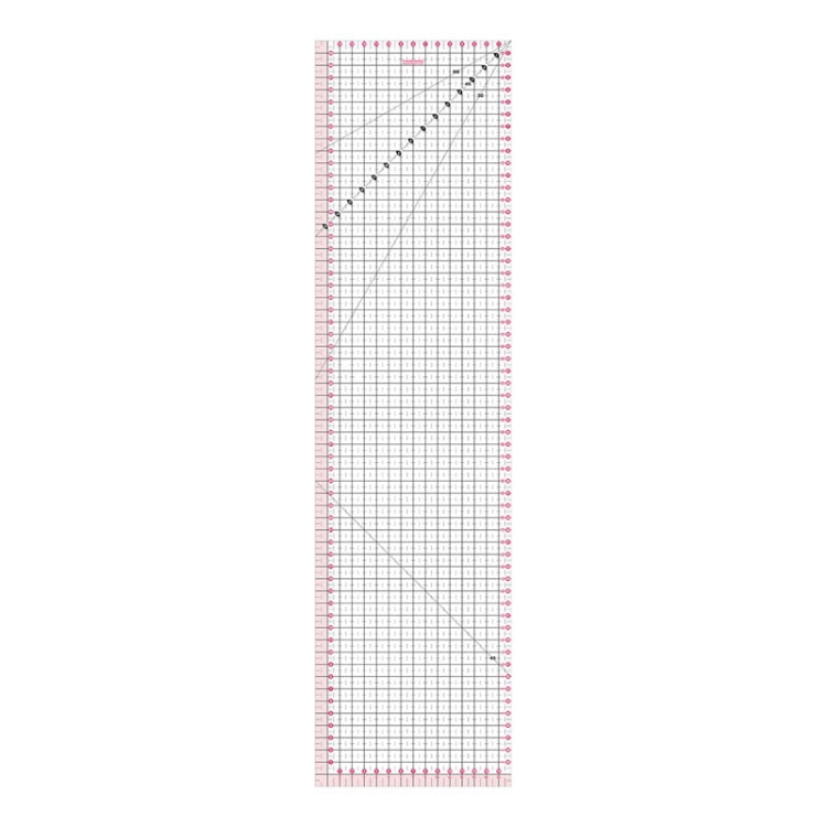Linijka Fiskars 1066360 do patchworku i quiltingu o wymiarach 150x600 mm, przezroczysta z siatką pomiarową w kolorze różowym, z wyraźnymi podziałkami i oznaczeniami kątów. Ułożona poziomo na jasnym tle.