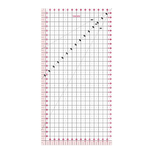 Linijka Fiskars 1066361 do patchworku i quiltingu o wymiarach 150x300 mm, z siatką w czarne i różowe kolory, zawiera oznaczenia w centymetrach oraz kąty, idealna do precyzyjnego cięcia materiałów. Linijka leży na białym tle.