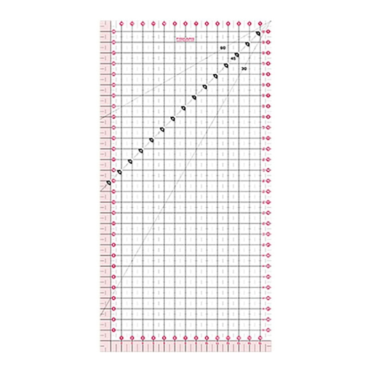 Linijka Fiskars 1066361 do patchworku i quiltingu o wymiarach 150x300 mm, z siatką w czarne i różowe kolory, zawiera oznaczenia w centymetrach oraz kąty, idealna do precyzyjnego cięcia materiałów. Linijka leży na białym tle.