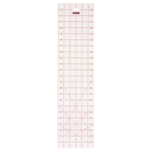 Linijka do patchworku Fiskars 1004743 o wymiarach 150x600 mm, w prostokątnym kształcie. Ma przezroczyste tło z czerwonymi liniami i oznaczeniami w calach oraz centymetrach, idealna do precyzyjnego cięcia materiałów.