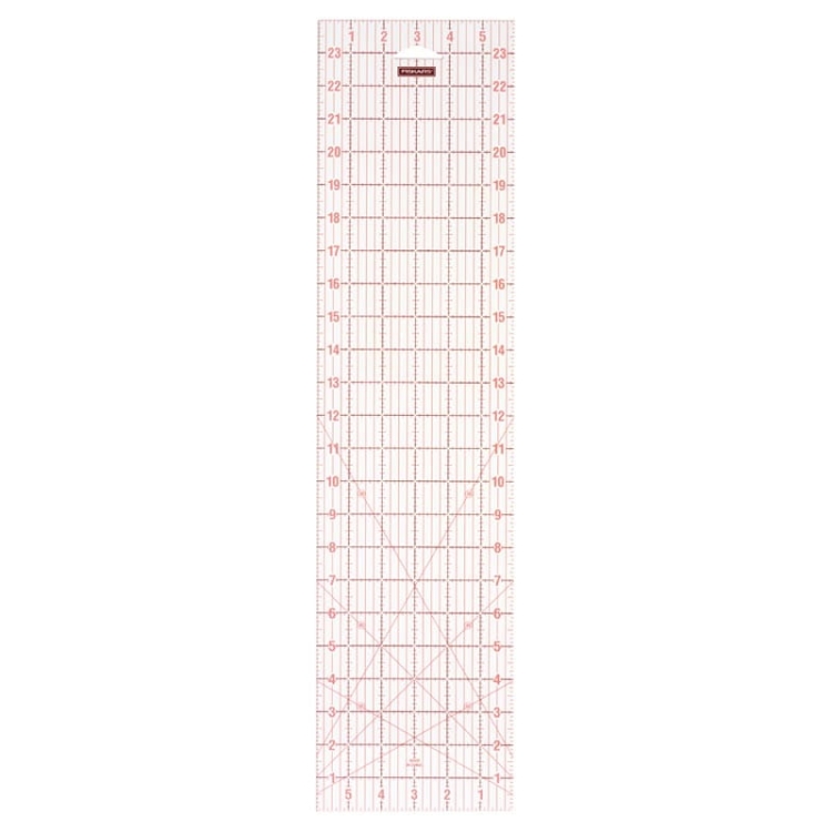 Linijka do patchworku Fiskars 1004743 o wymiarach 150x600 mm, w prostokątnym kształcie. Ma przezroczyste tło z czerwonymi liniami i oznaczeniami w calach oraz centymetrach, idealna do precyzyjnego cięcia materiałów.