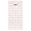 Linijka Fiskars 1004744 do patchworku i quiltingu o wymiarach 150x300 mm, przezroczysta z czerwonymi podziałkami i cyframi, ukazująca kąt 45 stopni. Ujęcie frontalne, linijka leży na białym tle, idealna do precyzyjnego cięcia.