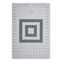 Mata podkładowa Fiskars A3, samogojąca, w rozmiarze 300x450x2 mm. Kolor szary z nadrukowanym siatkowaniem w odcieniach szarości, oznaczenia centymetrów oraz linie pomocnicze. Ułożona płasko na białym tle.