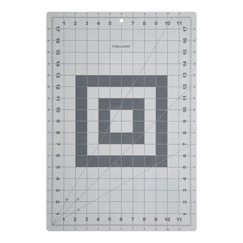 Mata podkładowa Fiskars A3, samogojąca, w rozmiarze 300x450x2 mm. Kolor szary z nadrukowanym siatkowaniem w odcieniach szarości, oznaczenia centymetrów oraz linie pomocnicze. Ułożona płasko na białym tle.