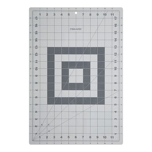 Mata podkładowa Fiskars A3, samogojąca, w rozmiarze 300x450x2 mm. Kolor szary z nadrukowanym siatkowaniem w odcieniach szarości, oznaczenia centymetrów oraz linie pomocnicze. Ułożona płasko na białym tle.