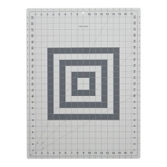 Mata podkładowa Fiskars A2 1003895 samogojąca o wymiarach 450x600x2 mm, w kolorze szarym z wyraźną siatką i wzorem koncentrycznych kwadratów. Ujęcie frontalne, idealna do precyzyjnego cięcia materiałów.