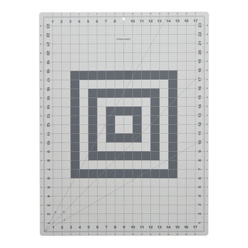 Mata podkładowa Fiskars A2 1003895 samogojąca o wymiarach 450x600x2 mm, w kolorze szarym z wyraźną siatką i wzorem koncentrycznych kwadratów. Ujęcie frontalne, idealna do precyzyjnego cięcia materiałów.