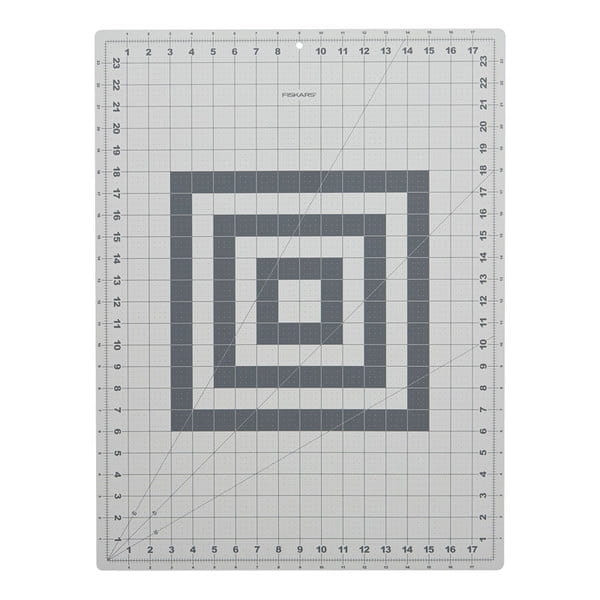 Mata podkładowa Fiskars A2 1003895 samogojąca o wymiarach 450x600x2 mm, w kolorze szarym z wyraźną siatką i wzorem koncentrycznych kwadratów. Ujęcie frontalne, idealna do precyzyjnego cięcia materiałów.