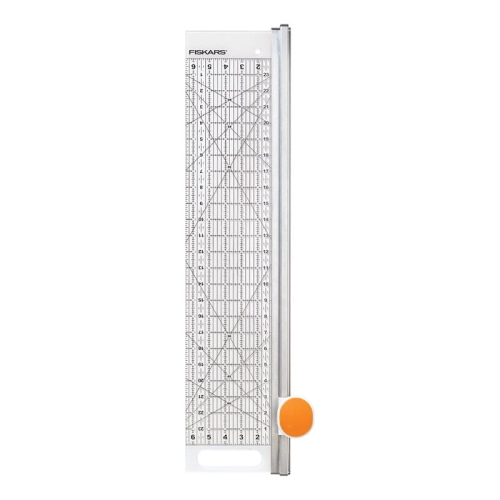 Gilotyna Fiskars z obrotowym ostrzem 45 mm, z linijką, w pozycji stojącej. Biała powierzchnia z wyraźnymi oznaczeniami centymetrowymi i calowymi, pomarańczowy przycisk blokujący. Prosty, funkcjonalny design, idealna do precyzyjnego cięcia papieru.