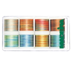 Zestaw 8 nici do haftowania Madeira Polyneon w odcieniach multicolor, umieszczony w przezroczystym opakowaniu. Nici mają różne kolory, w tym zielony, niebieski, pomarańczowy i różowy, na białych szpulach. Widoczna etykieta z logo MADEIRA.