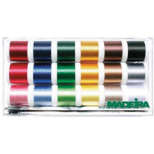 Zestaw 18 nici do haftowania Madeira Polyneon 40 w różnych kolorach, w tym czerwonym, zielonym, niebieskim, żółtym i brązowym. Nici umieszczone w przezroczystym opakowaniu, każda szpula z białym uchwytem, wymiary 400m.