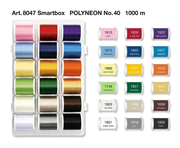 Zestaw 18 nici do haftowania Madeira Polyneon 40 w różnych kolorach, umieszczonych w przezroczystym pojemniku. Nici mają błyszczącą fakturę, a obok widoczne są etykiety z nazwami kolorów. Wymiary pojemnika są dostosowane do przechowywania nici.