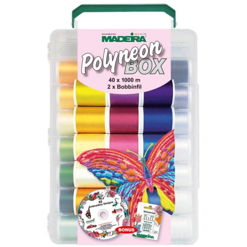 Zestaw 42 nici do haftowania Madeira Polyneon 40 w przezroczystym pudełku z uchwytem. Zawiera 40 nici po 1000 m w różnych kolorach (żółty, różowy, fioletowy, niebieski) oraz 2 wkłady bobbinfil. Widoczny motyw motyla oraz płyta z 82 wzorami haftów.