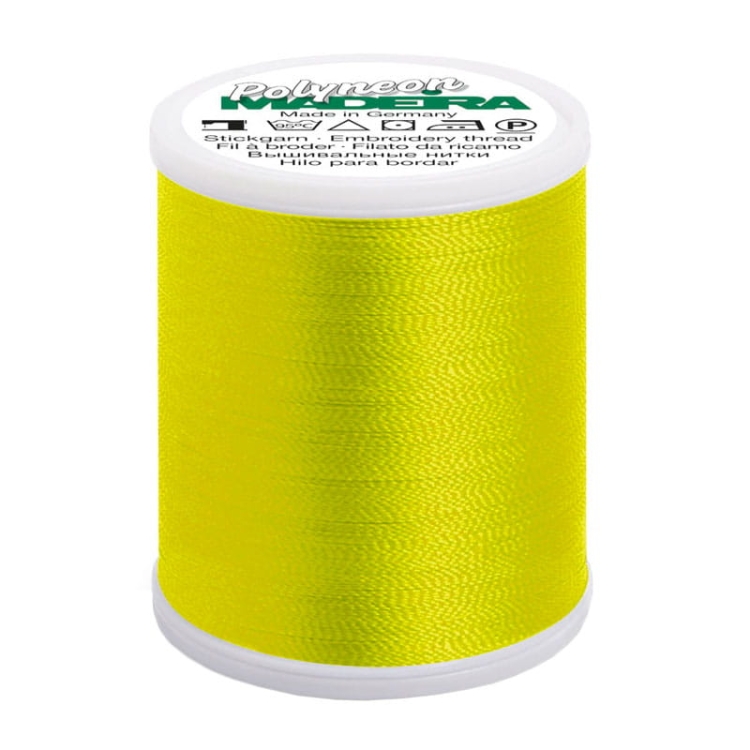 Nić hafciarska Madeira Polyneon 40 w jasnym żółtym kolorze, nawinięta na biały szpulkę. Widoczny tekst na górze etykiety: Made in Germany oraz Polyneon. Szpulka ma wysokość około 10 cm i średnicę 5 cm, prezentując gładką, błyszczącą teksturę.