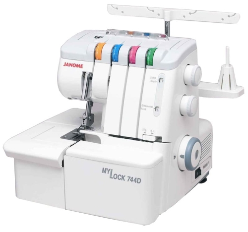 Owerlok Janome 744D w białej obudowie z kolorowymi prowadnicami nici na górze. Z przodu znajdują się pokrętła do regulacji długości ściegu i różnicowego transportu. Widoczny jest napis MYLOCK 744D na obudowie. Maszyna stoi na płaskiej powierzchni.